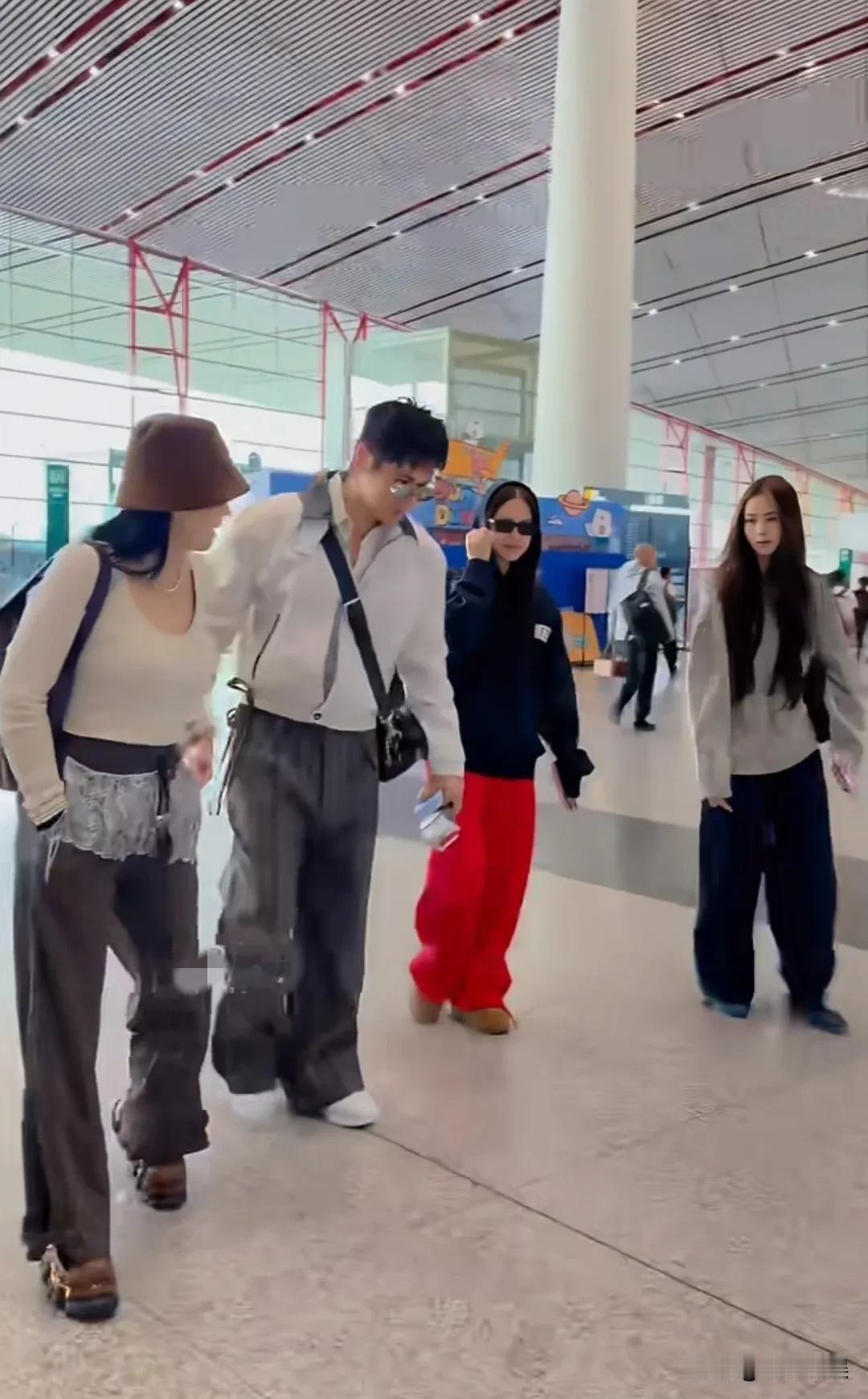 钟丽缇、张伦硕一家子现身机场，准备去旅游，个个都是高颜值，在机场的回头率太高了。