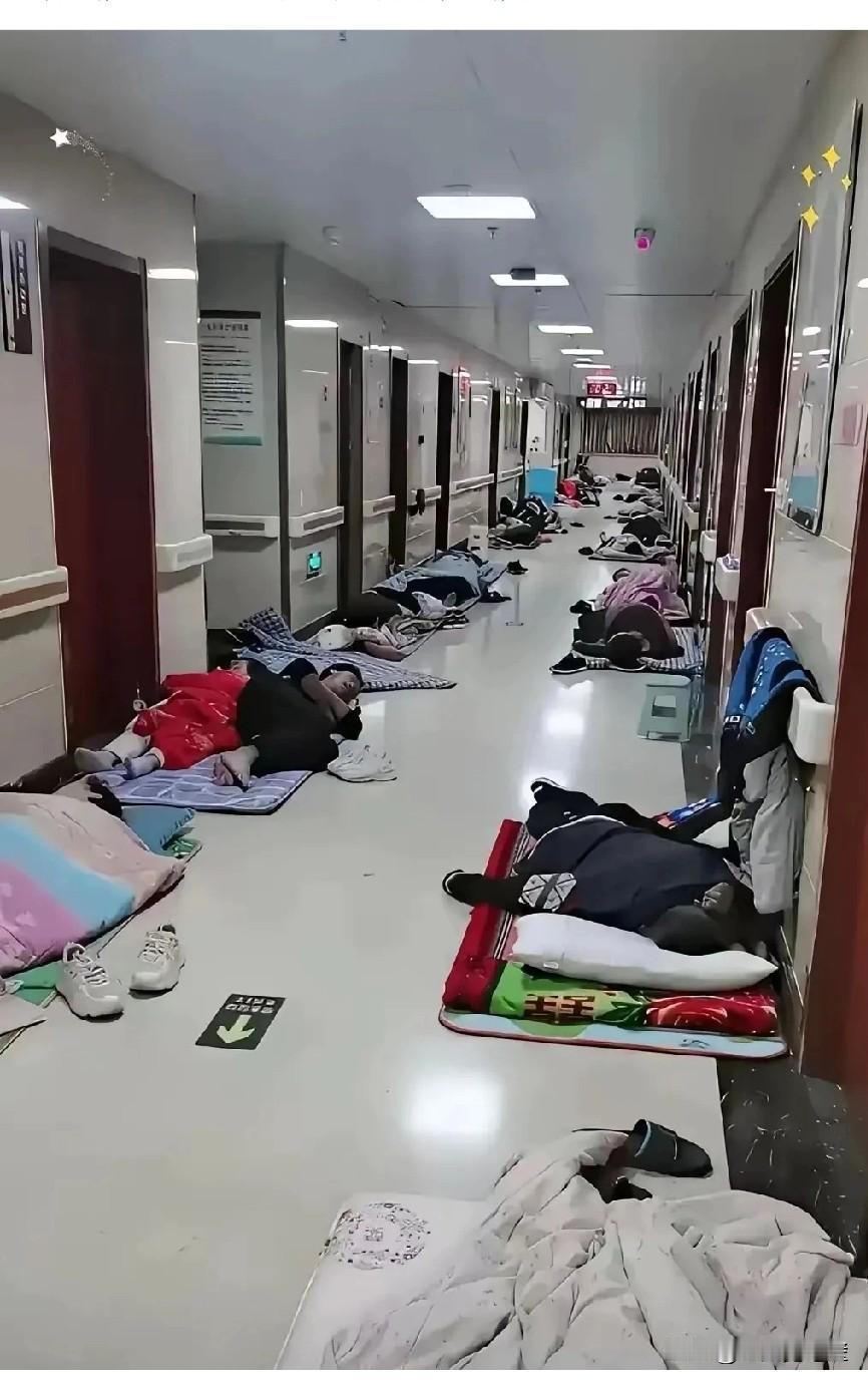泪目！武汉，住院部走廊贴出一张新通知：家属可以铺垫子过夜，早上收好不影响通