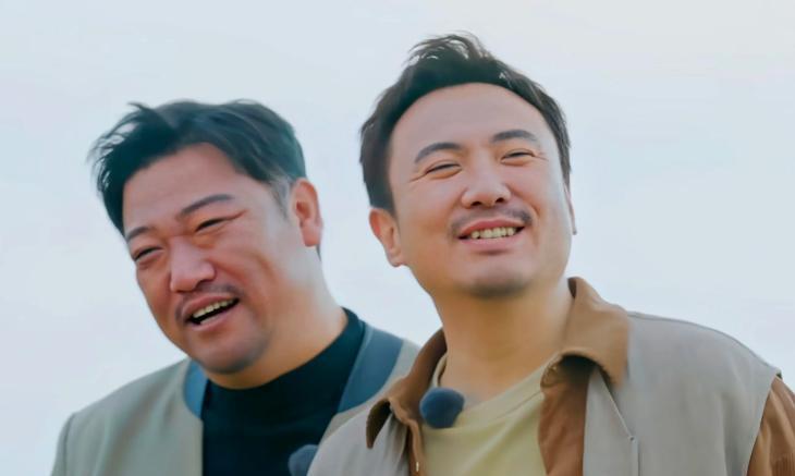 这次该轮到贾冰“调侃”沈腾了！该说不说，沈腾这模样属实有些太丢面了，三个人搀扶