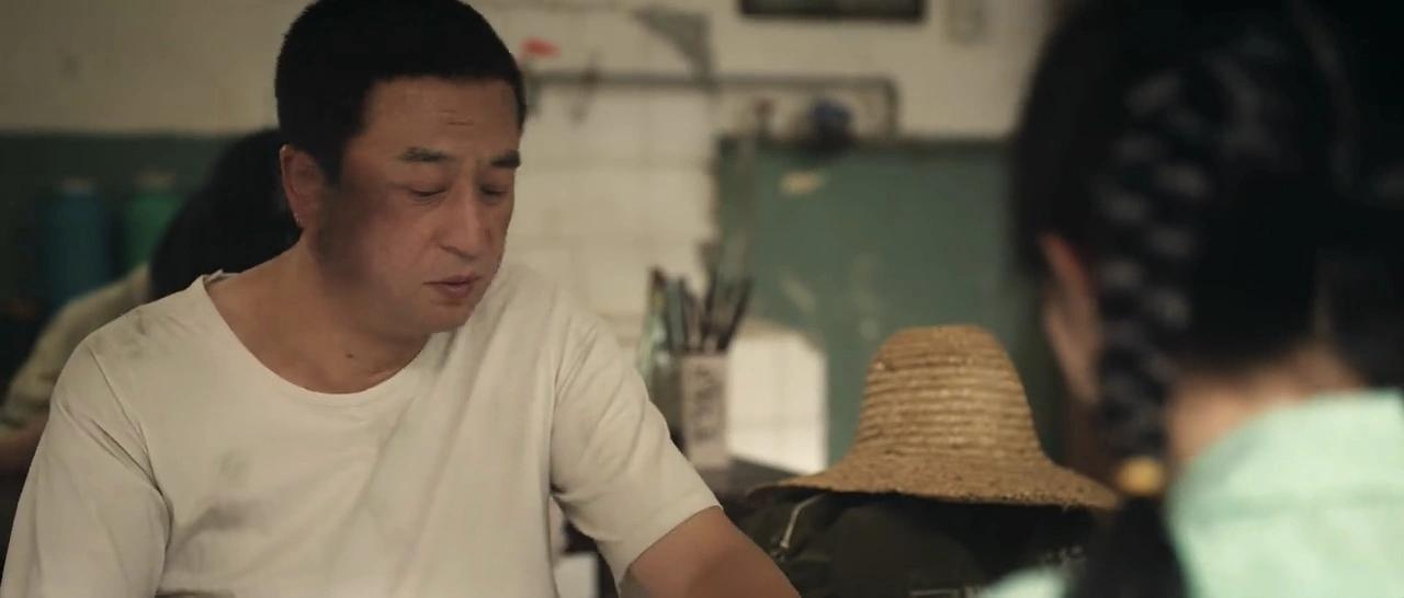 《主角》中张嘉益饰演的老舅出狱，原本他觉得自己能够给易青娥撑腰，原本他还觉得自己