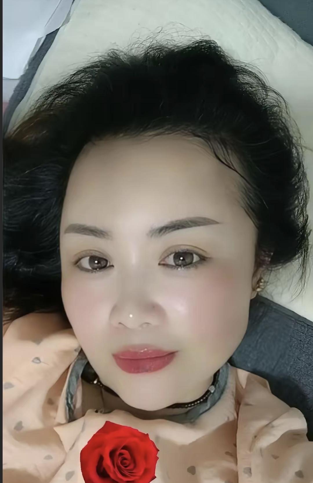 我带着儿子浩浩再婚了，结婚那会儿他还说不用再要孩子。可最近总闹着让我再生一个，昨