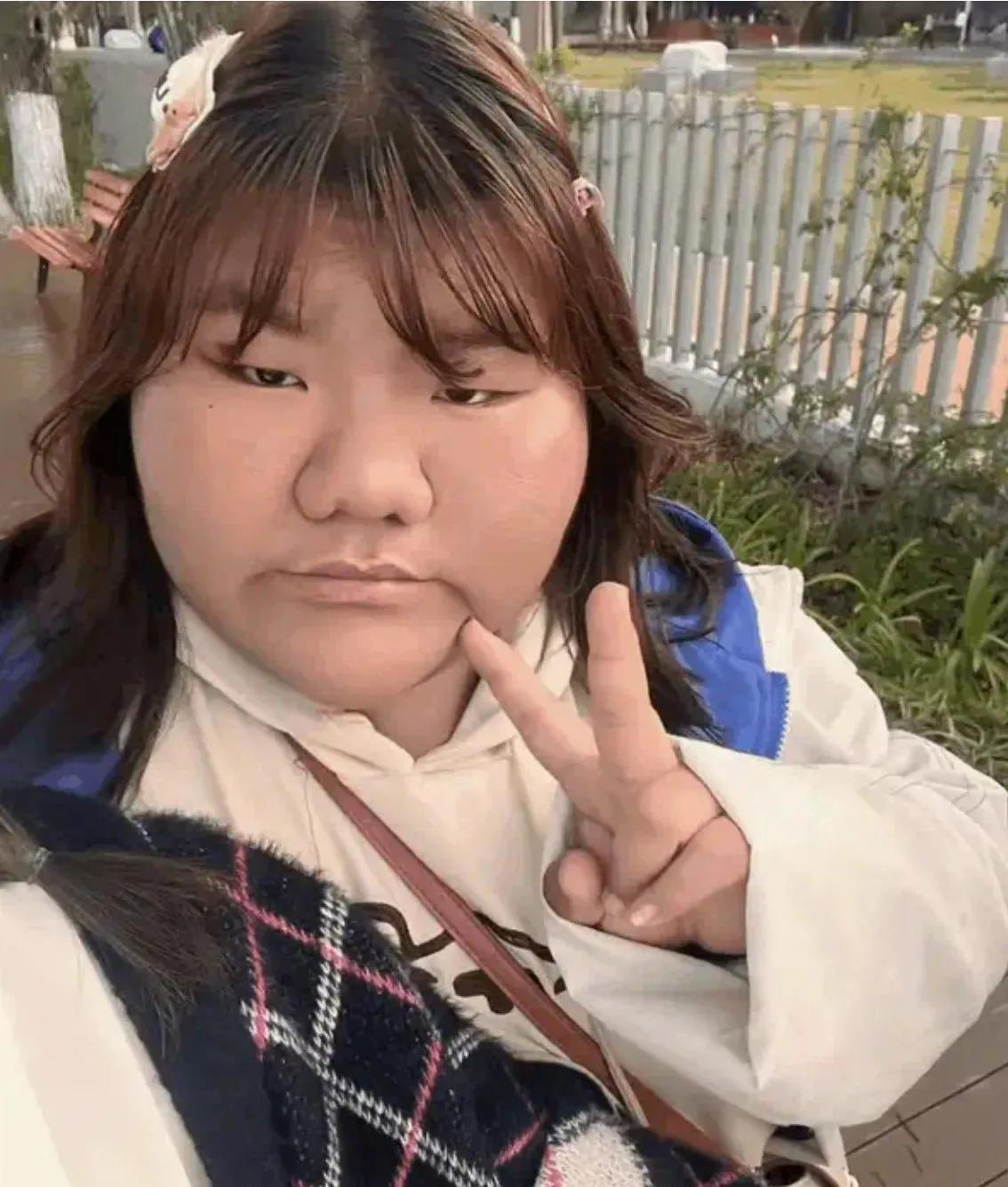 你信吗，直播间女孩从素人到美女只需一秒钟。看过这个过程，你还会傻傻的为一个陌生