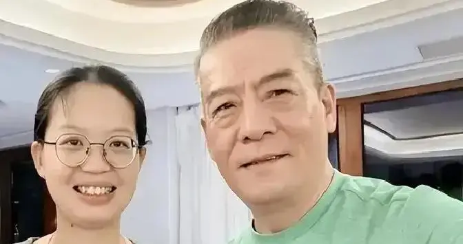 演了一辈子坏人, 57岁才结婚! 这张脸你绝对认得, 名字却叫不出