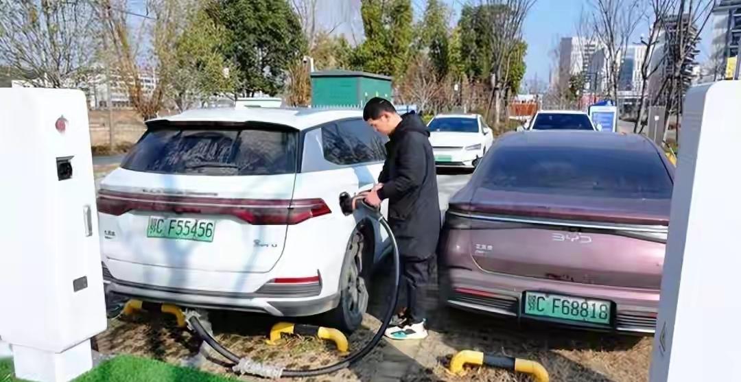 昨天傍晚6点半，我在商场地下充电桩前站了一分钟，看了眼价格——2块8一度。我默默