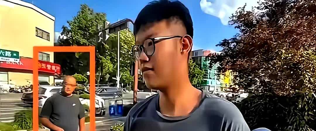 姜润泽在镜头前刚想多说一句，背后男人抬手就把他喊停，这动作比亲爹还管用。二十