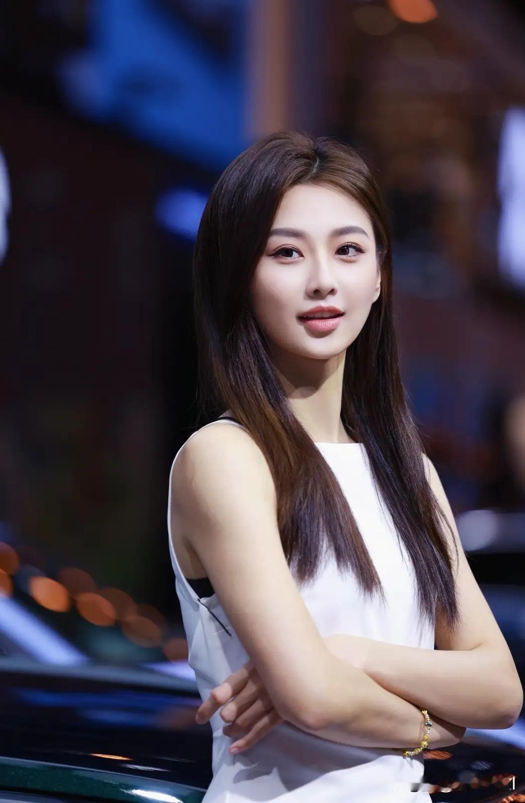 这位美女穿着白色连衣裙，笑容甜美。什么样的穿搭可以成为气质女神?