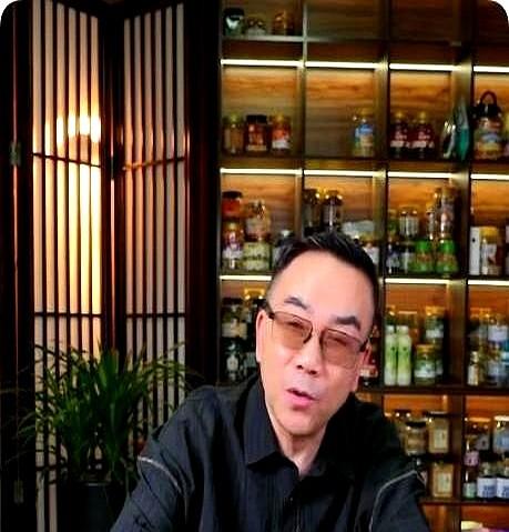 杨议最近在镜头前掏心窝子的一段话，直接把相声圈内那层窗户纸”捅破了！他在直播