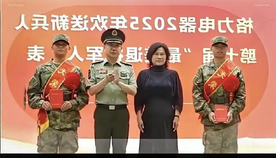 格力董明珠送12名机床电子控制专业的员工参军，还承诺为他们保留岗位，这波操作太让