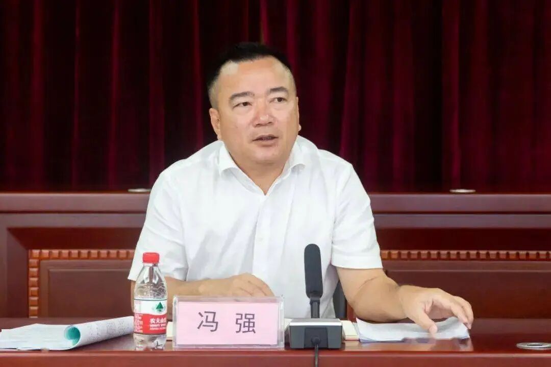 区委书记沉迷网络游戏, 区长沉迷打高尔夫球, 两人同日被查