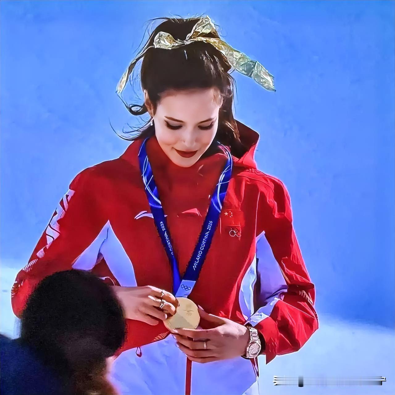 谷爱凌绝对是一个合格的品牌代言人，就拿这次米兰冬奥会来说，上台领奖时一定会佩戴这