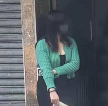 57岁香港富商在大街上被一名35岁女子拦住，女子凑到其耳边，说只要300港元就可