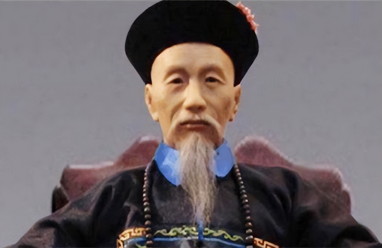 礼部侍郎曾国藩，这天闲来无事，穿着便装去逛街，看见一个算命摊，一时兴起，就走上前