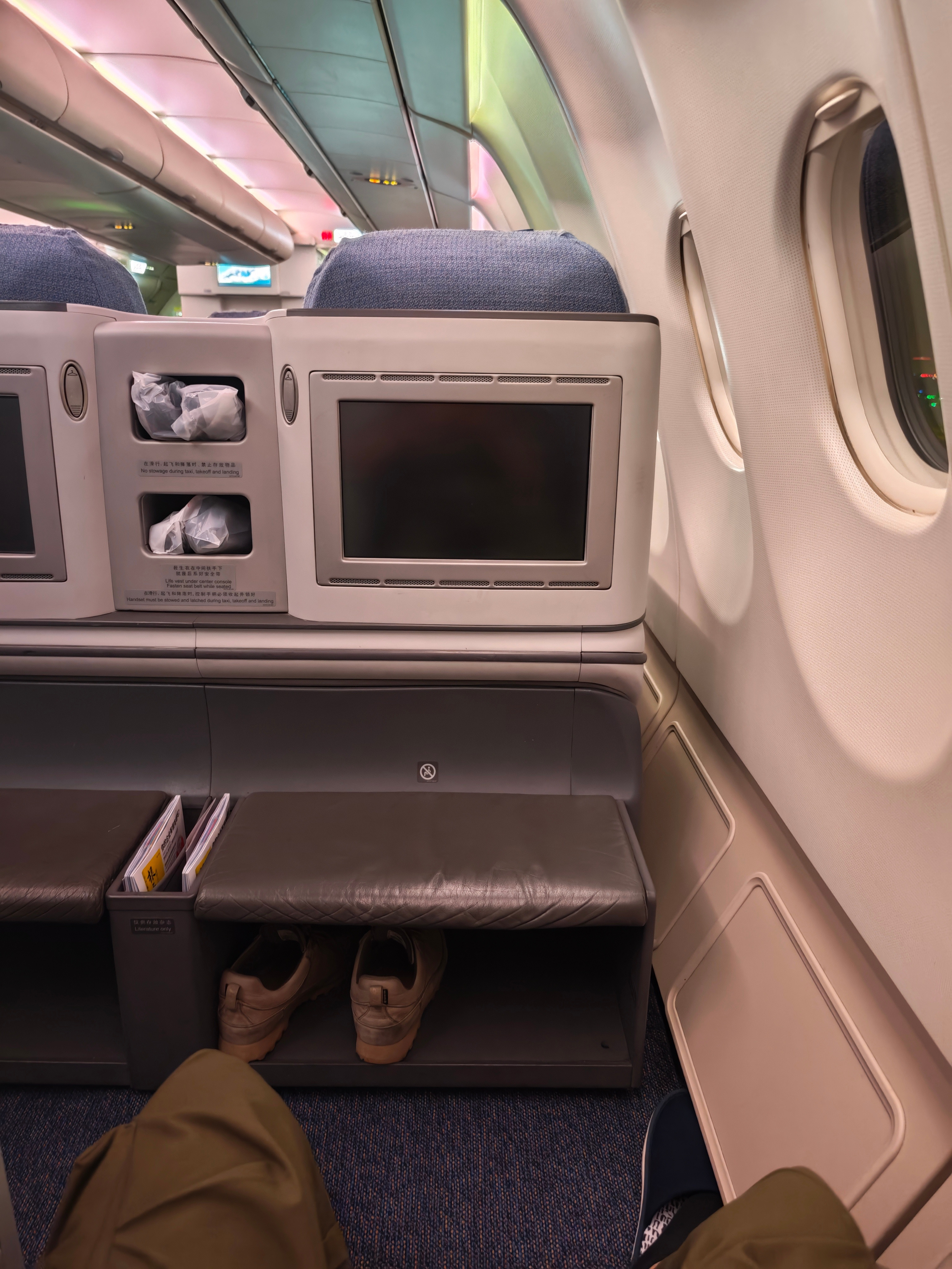 什么叫不同频道的两个人，却聊得很“投机”[捂脸哭]刚刚三亚回北京升了个舱旁边大爷飞