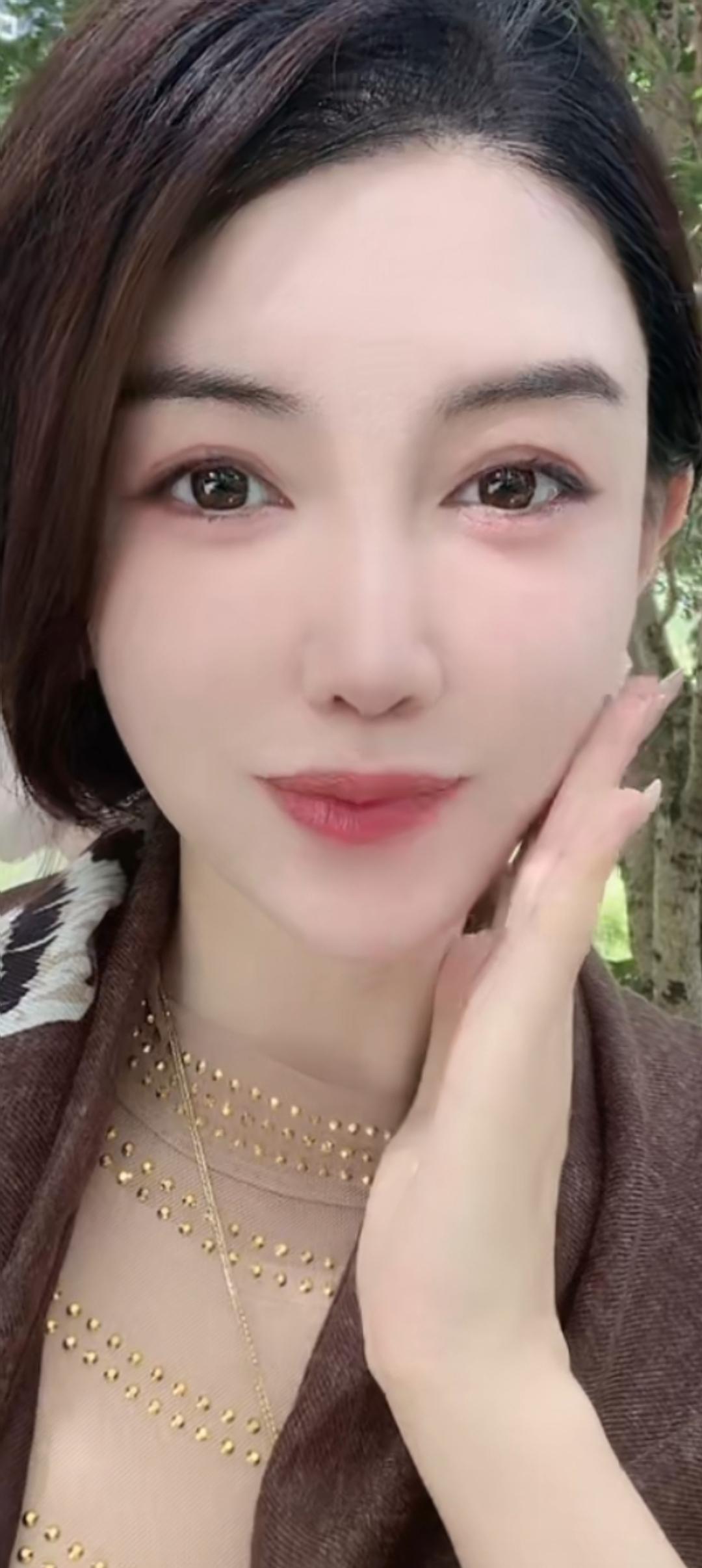 这姑娘打扮得真精致！