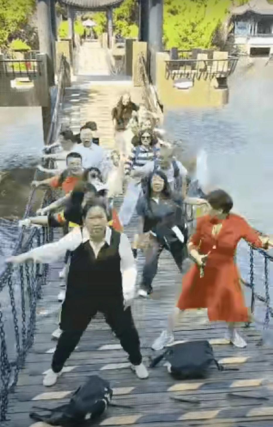 一群大爷大妈去旅游,当来到一处“空中桥梁时”,突然一时兴起,带头的大妈组织好两队