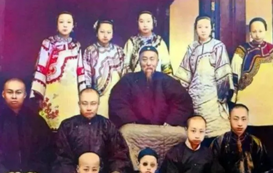1953年，李鸿章的孙子李子嘉和左宗棠的孙子左巨生住在一间茅草屋中，李子嘉感染风