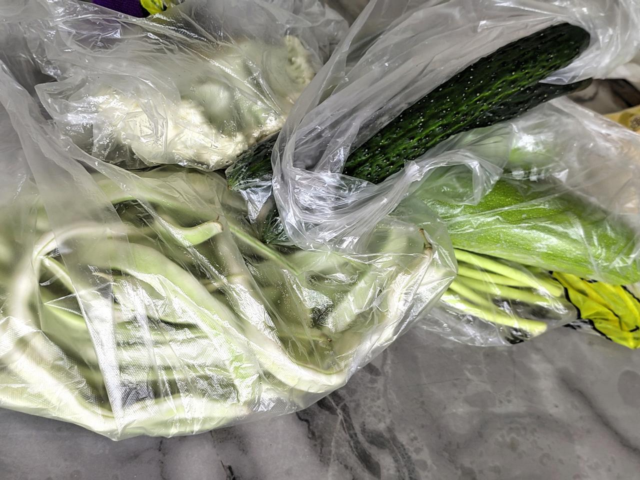 工作不好找，挣钱难了，让人松口气的是，物价下降了！青菜价格、猪肉价格、鸡蛋价格