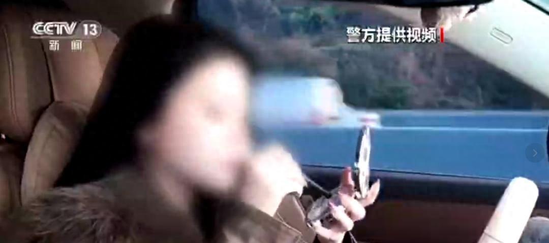 辅助驾驶刚普及，司机就敢化妆开车！最近温州有个女司机，高速上开辅助驾驶，双手