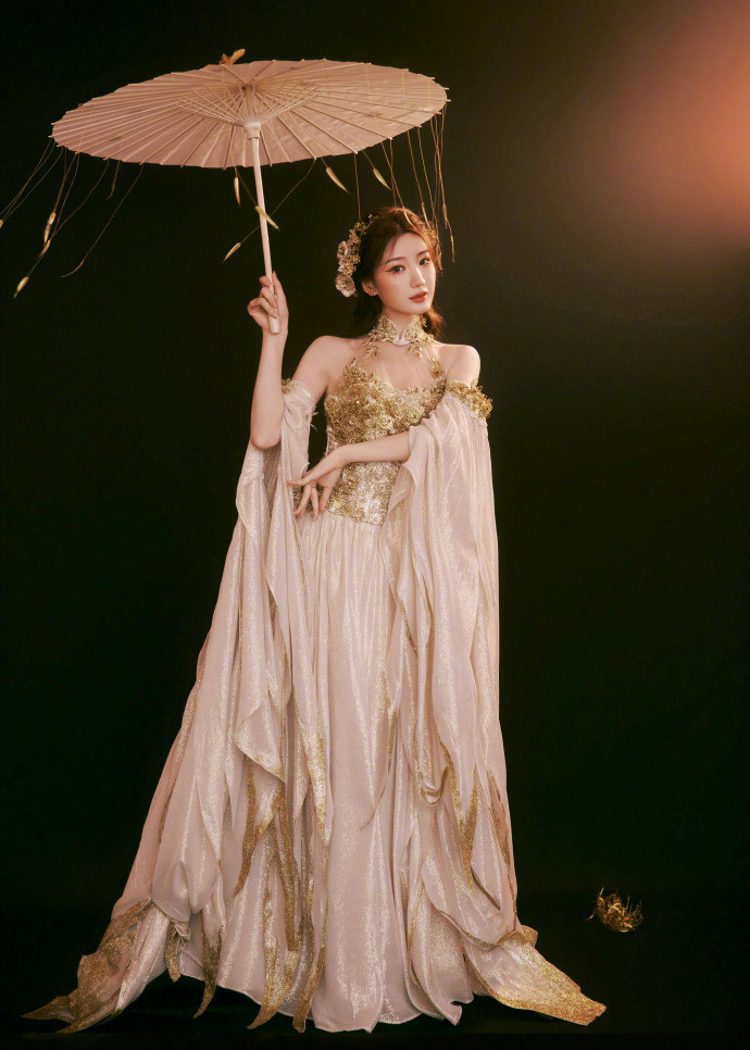 毛晓彤三坊七巷毛晓彤现身三坊七巷真的美到封神！一身鎏金华服搭配油纸伞，眉眼清甜灵