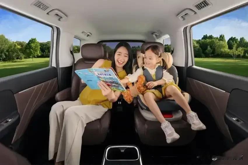 居然19秒卖一台！五菱新能源三巨头杀疯了凭啥霸榜细分市场？2025年五菱