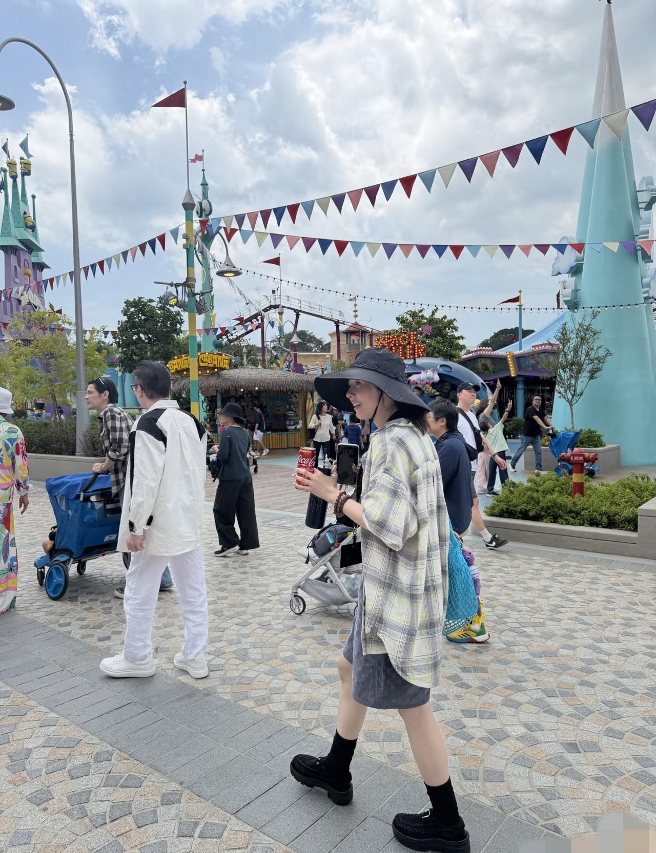 你还真以为明星夫妻都是“各玩各的”？向佐郭碧婷这对，春节雷打不动全家飞新加坡过