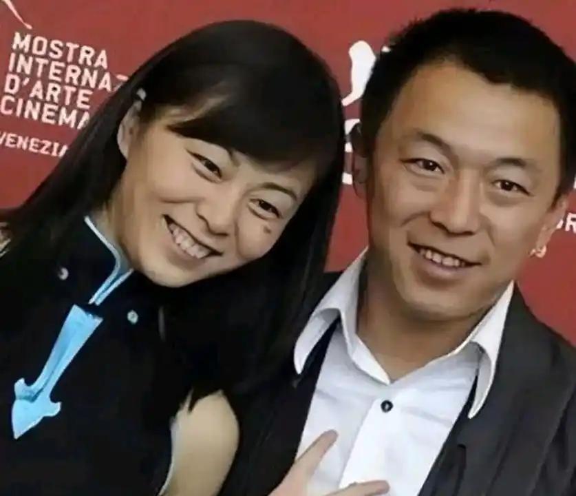 一次，记者问黄渤：你现在成名了有钱了，有没有想过要换老婆？”黄渤却说：“我老婆小