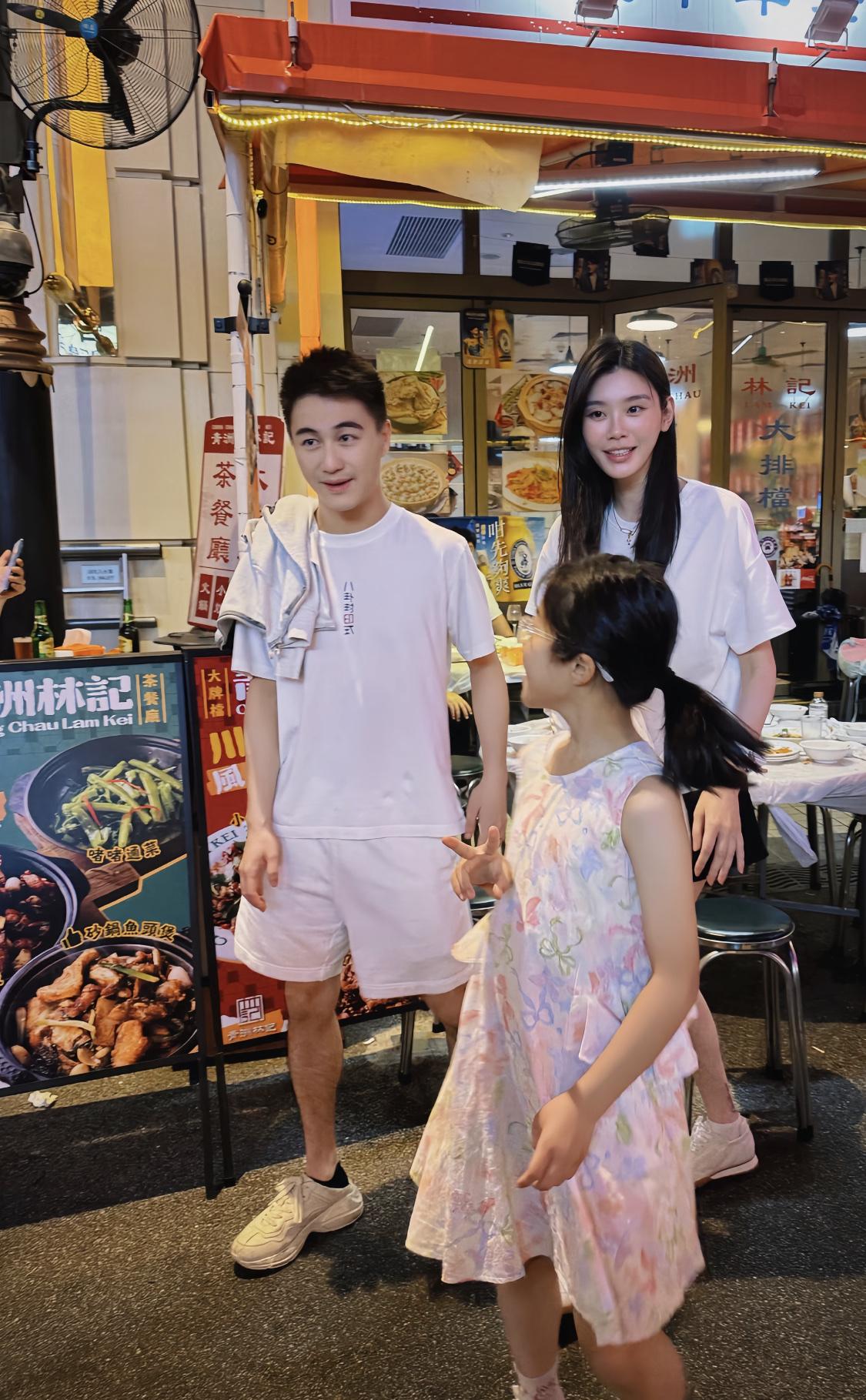 何猷君带着老婆奚梦瑶在澳门百老汇吃饭被偶遇。何猷君皮肤看着比奚梦瑶还好。何猷