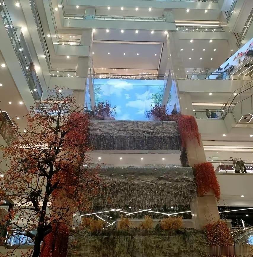 西安赛格这事，商户们私下聊起来全是泪。有商户算过账：进场先交50万押金，装修设