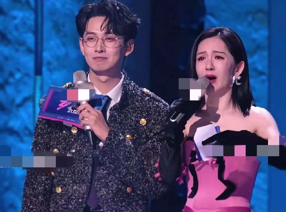 者来女淘汰，其对谢娜的举动有些感到不可思议，对方回应看出真因。进入到二公表演