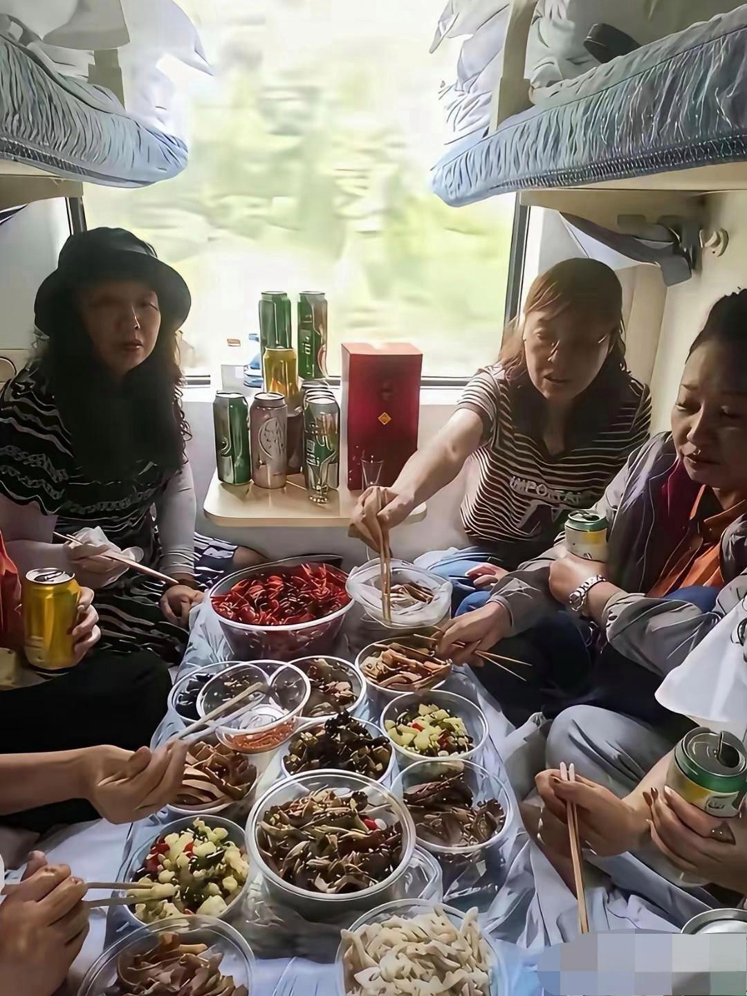 大妈坐火车都老会准备了