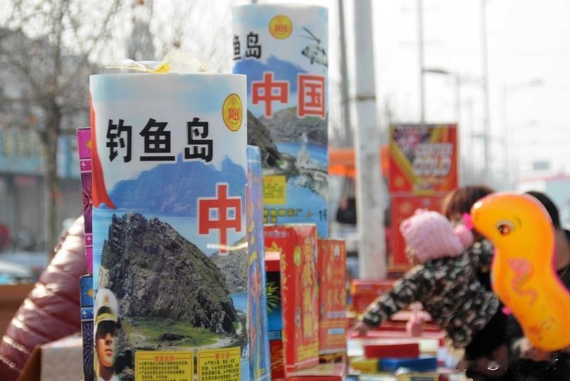 新春佳节，中国海警的舰艇在钓鱼岛、黄岩岛、仁爱礁等海域巡航值守。甲板上红灯笼高挂