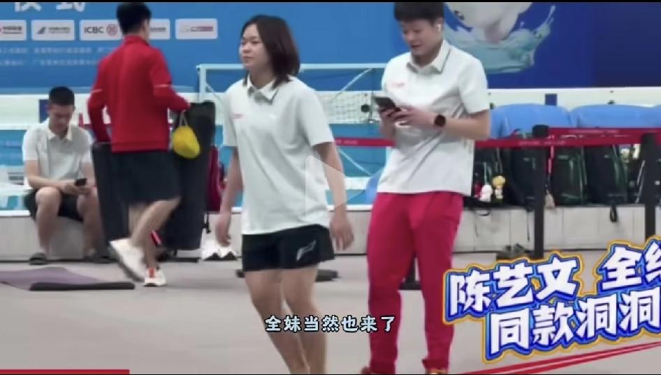 全红婵在全运会场地露面，来适应场地。她比小时候是大只了不少，但是很明显，她那不是