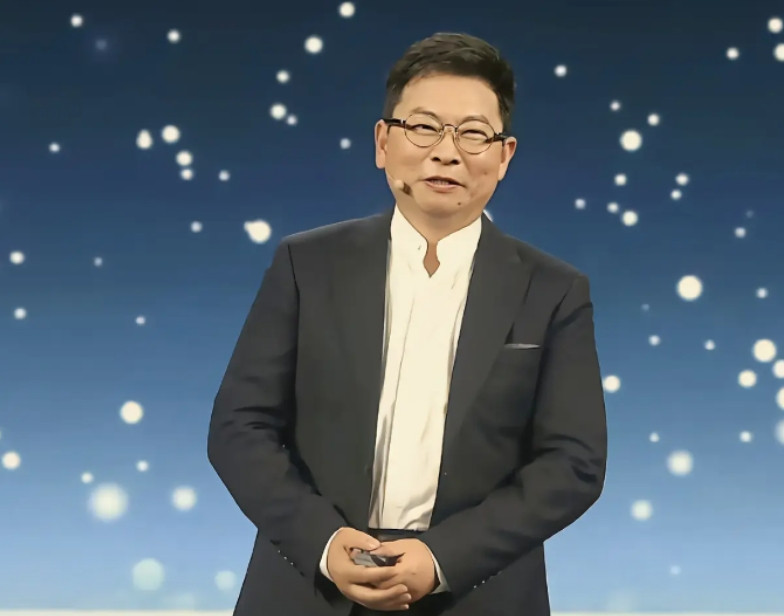 7月8日晚的享界品牌之夜活动，也是享界车标的正式发布会。有一个地方让很多人没想到