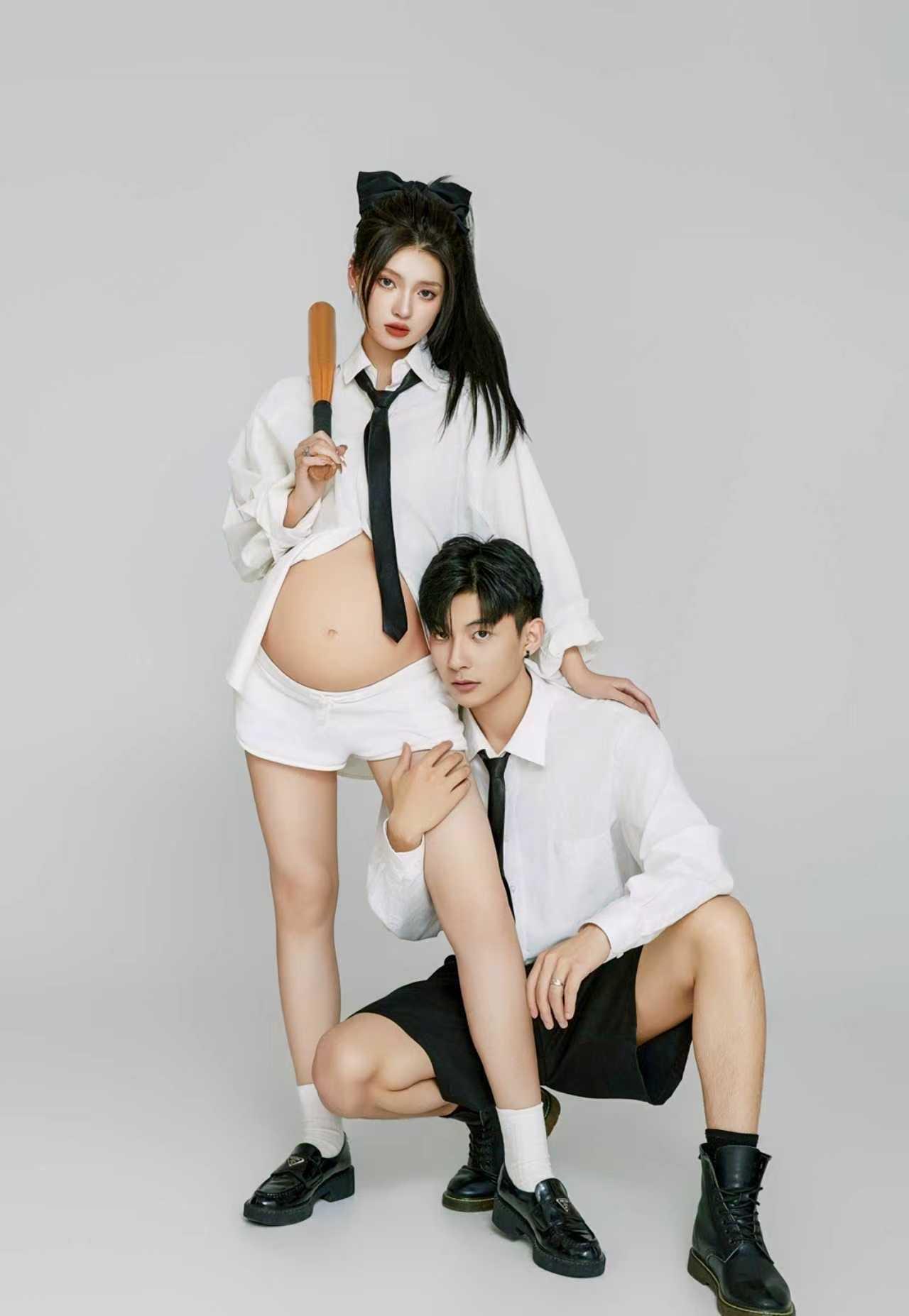 从校服到婚纱，从两个人到三个人——这组学院风孕妈写真，是爱情最好的续集。📚💕
