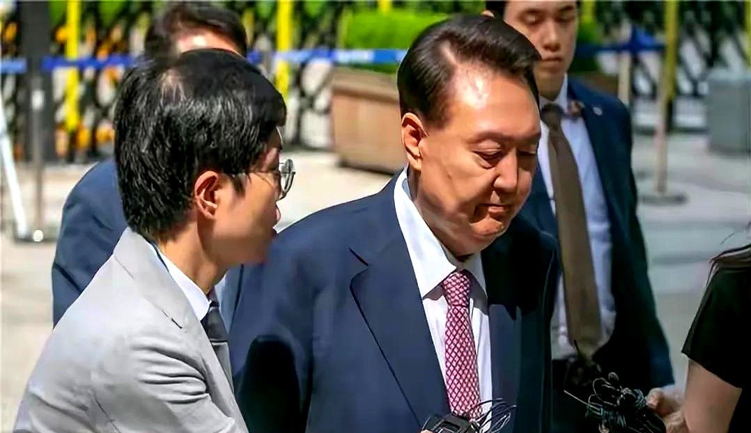 韩国总统凌晨遭千警围捕！官邸沦陷、全球瞩目，历史性抓捕现场直击