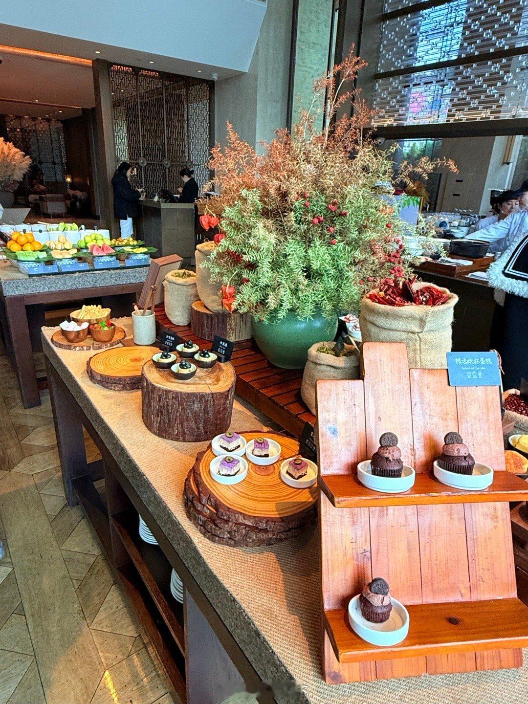 重庆丽晶酒店的自助午餐可以。