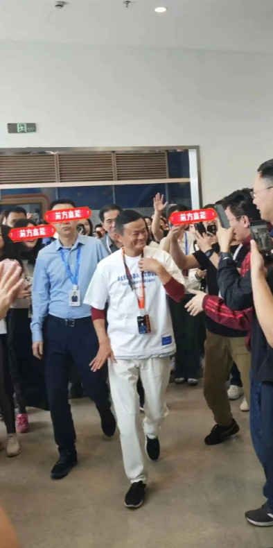 计划有变，那个男人戴着新工牌回来了！万万没想到，这似曾相识的一幕竟然发生在了