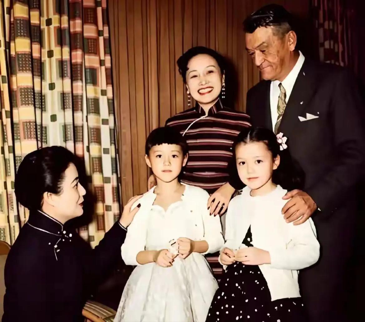 1957年，宋美龄看望陈纳德夫妇以及两个干女儿时的一张合影，当时的陈纳德已经诊断