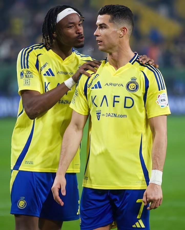 这还需要问是最难绷的，C罗全球粉丝破7亿，而梅西仅仅有5亿左右，论人气跟C罗压根