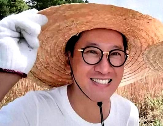56岁的周杰最近上热搜，不是因为复出拍戏，而是他亲口承认：自己主动退圈，至今未婚未育，每天只吃一顿饭