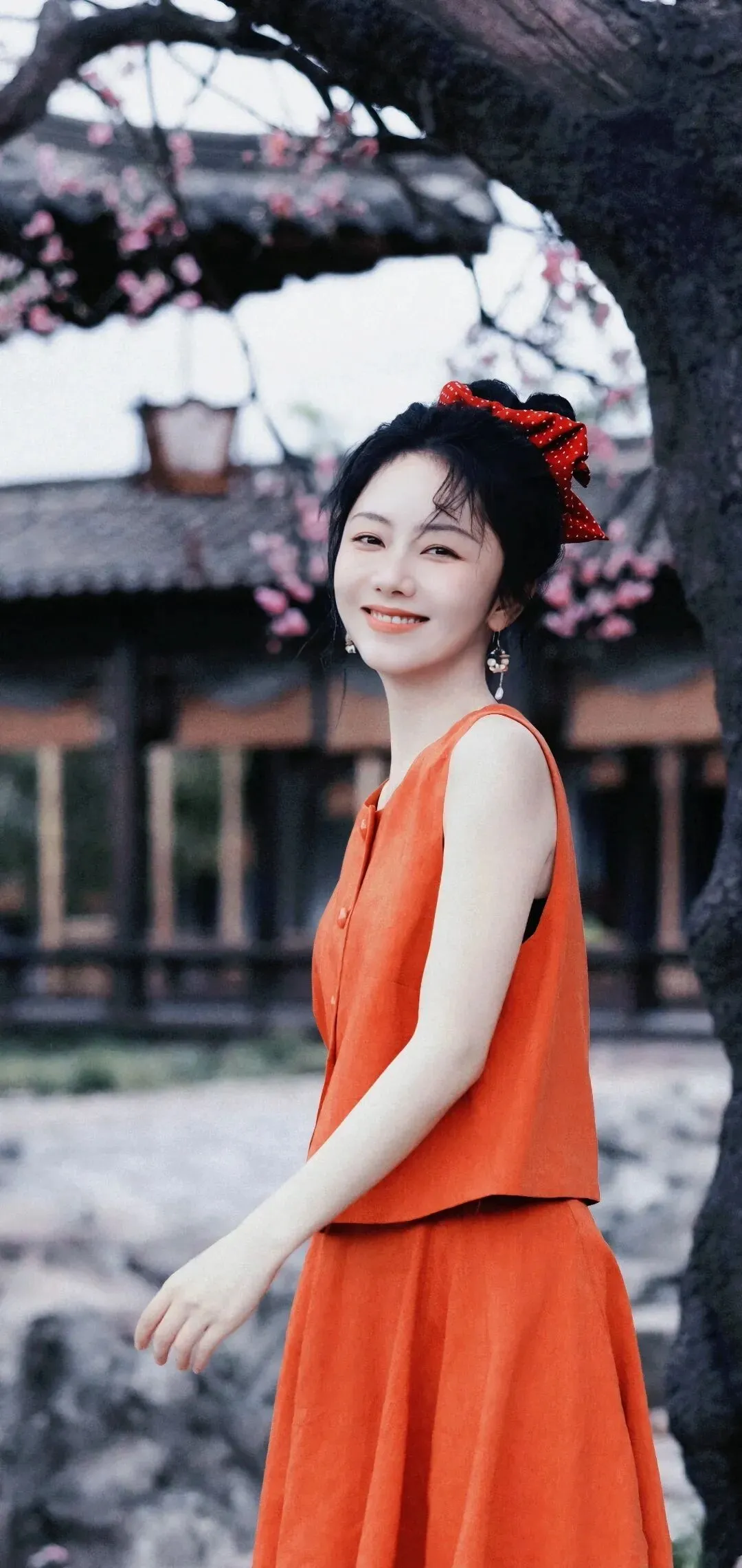 谭松韵高清美照分享｜春日暖阳下，红衣少女笑靥如花