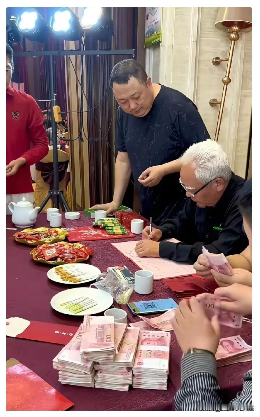 昨天儿子大婚，随礼的账一算，谁亲谁疏立马见分晓。二姨三姨各随2000，四个舅舅也