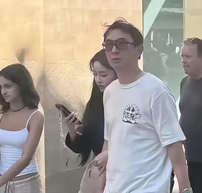 王思聪可能不回国了。过去半年他在新加坡被偶遇了至少四次。身边永远跟着那个叫“懒懒