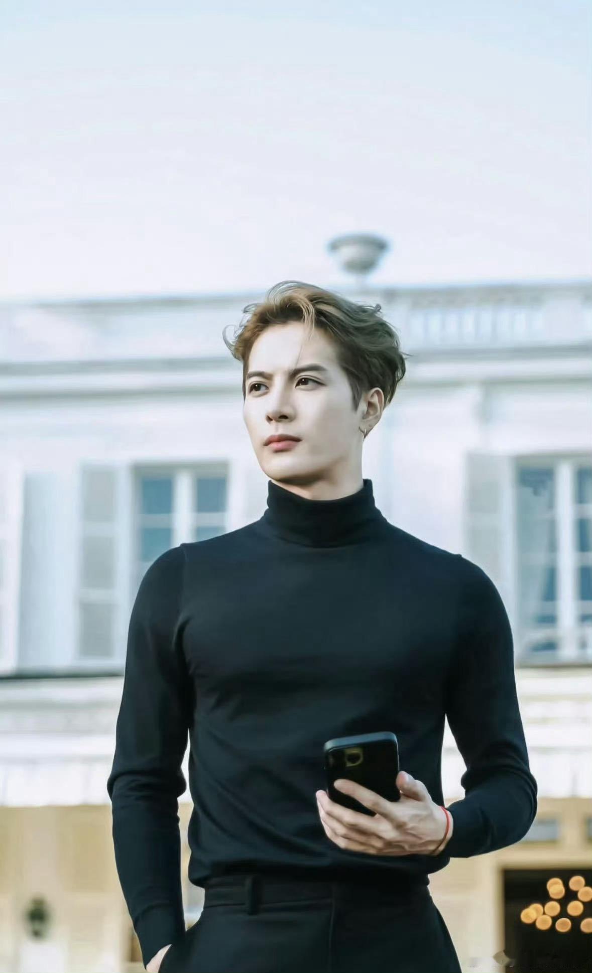 真的被王嘉尔拿捏了，巴黎街头的时尚萌仔！王嘉尔一边说不可爱一边萌翻，颜值和可爱感