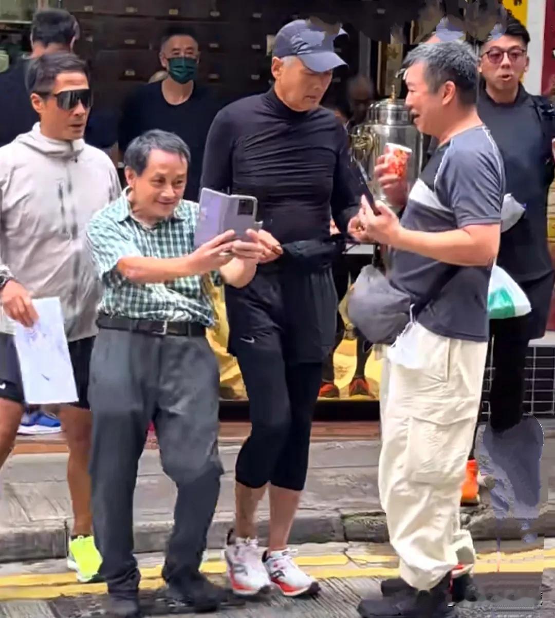 近日，发哥一身紧身运动套装亮相街头，一身材佝偻老者追星成功，发哥1.8米身高，戴