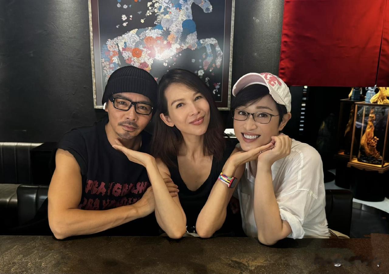 张晋是不是故意让自己看起来显老的，黑色毛线帽+黑框眼镜+胡子，真的好像方文山。