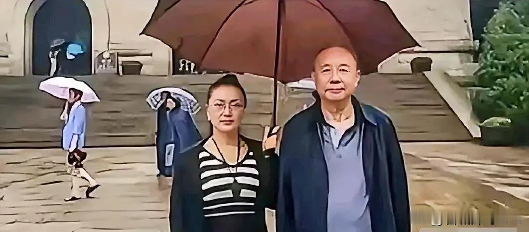 服刑18年的“中国首富”牟其中，8年前终于刑满释放，谁料在监狱门口迎接他的女人并