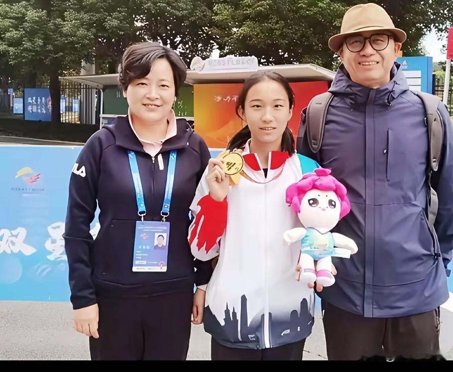 陈妤颉的背后，站着一位懂她爱她的妈妈。镜头下，少年运动员陈妤颉手捧奖牌与玩偶，站