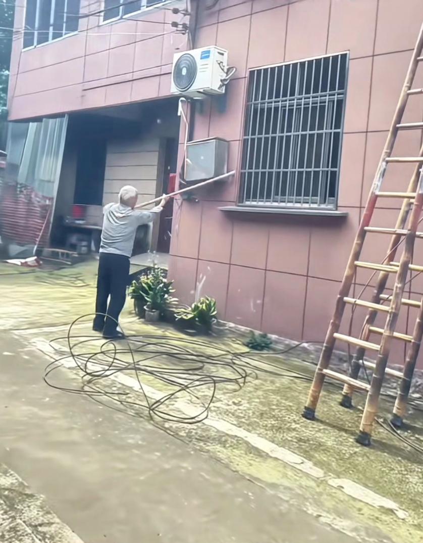 吵翻天！有个村在拉宽带，施工队图省事，把光纤分配箱钉在了村头大爷家的山墙上。箱子