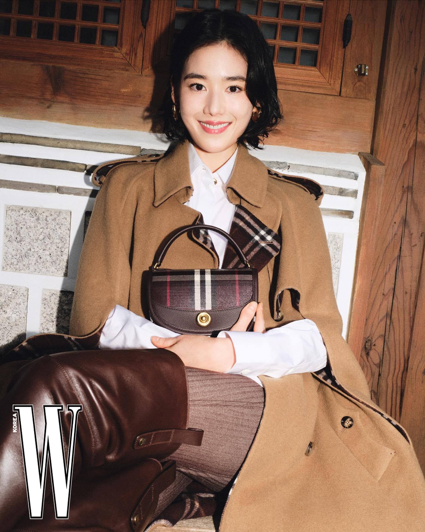 郑恩彩登上《W》韩国版，和秋冬氛围很适配的沉静气质🍂~​（来源：人人视频）